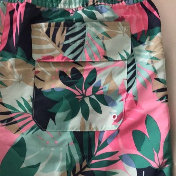 Old Navy Women’s Size XXL/Size 18 Dry Quick Colorful Shorts - Picture 3 of 7